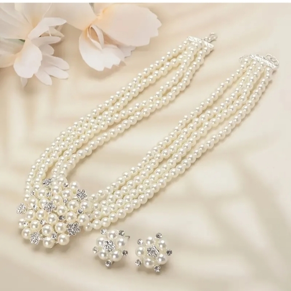 Elegant Pearl and Crystal Necklace Set - Picture 2 of 4